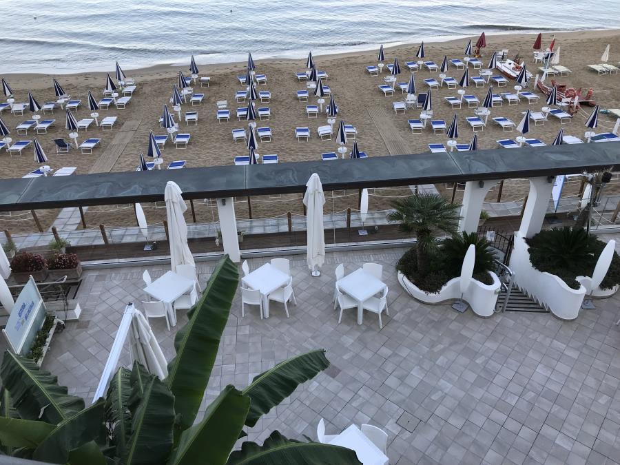 Blick auf die Beachbar des Hotels