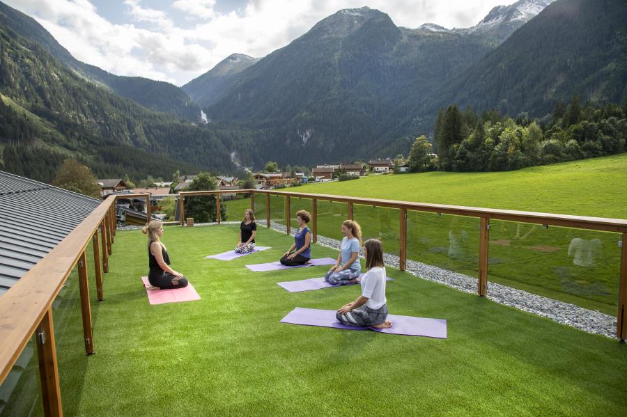 Yoga umrahmt von Bergen