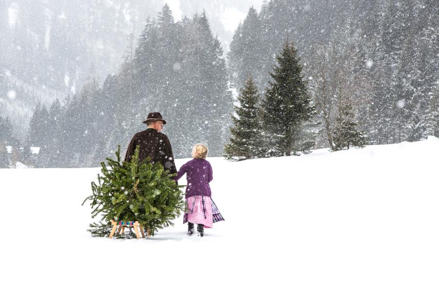 Weihnachten Mann mit Kind im Schnee